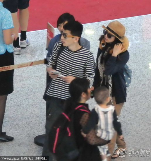 组图:刘诗诗戴黑超遮素颜 穿厚衣却配拖鞋