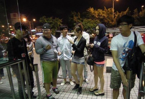 台湾电视台失火:女主持当街播新闻 陈汉典逃生