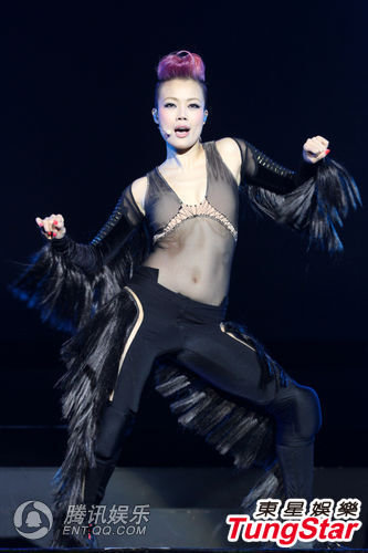 容祖儿开演唱会大骂保安:不要推我的歌迷们