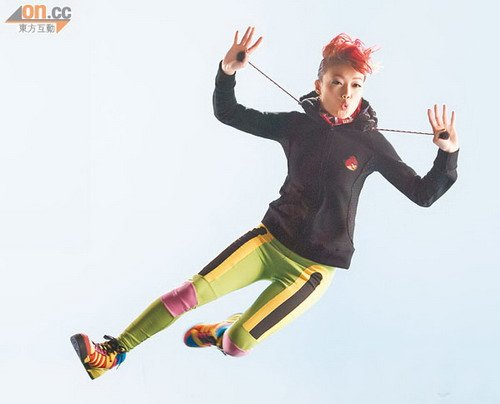 容祖儿红发模仿愤怒小鸟 跳不停双脚不怕累(图)