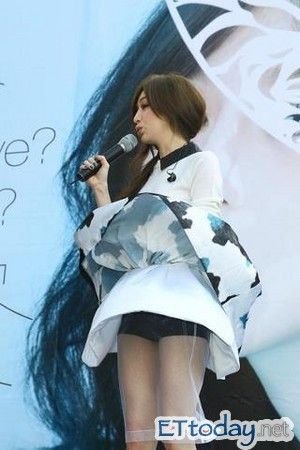 王心凌开唱裙摆飞舞险走光 忙单手急救遮掩
