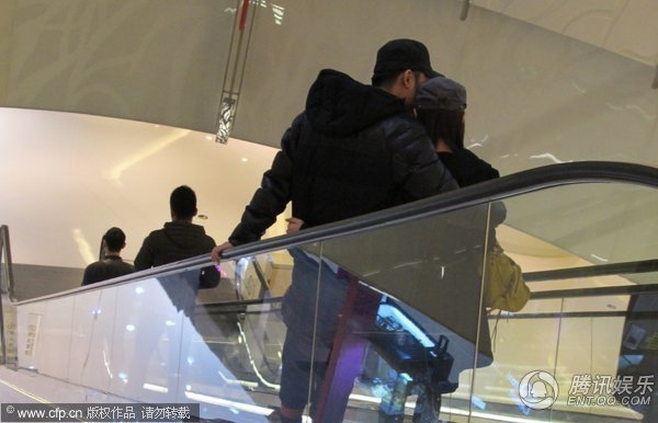 组图:陈赫与嫩模女友逛珠宝店 似好事将近