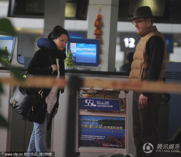 组图:袁莉素颜似中年妇女 外籍丈夫冬天穿拖鞋