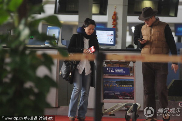 组图:袁莉素颜似中年妇女 外籍丈夫冬天穿拖鞋