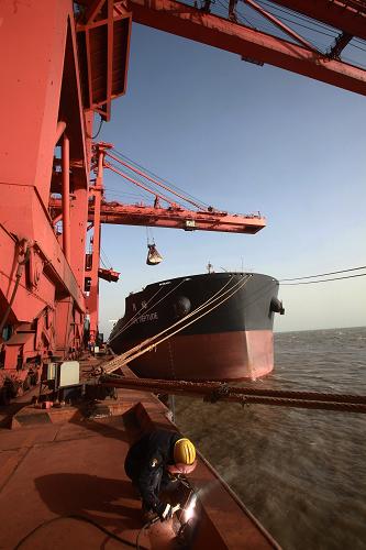 10月10日,在河北省曹妃甸港码头,一名工人在作业。新华社记者 刘宇 摄