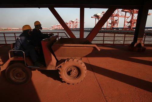 10月10日,工人在河北省曹妃甸港码头作业。新华社记者 刘宇 摄