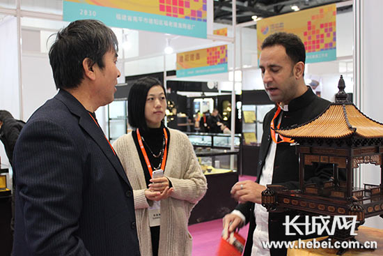 张树增的红木薄竹镂空微雕作品“太和殿”。李国秀 摄